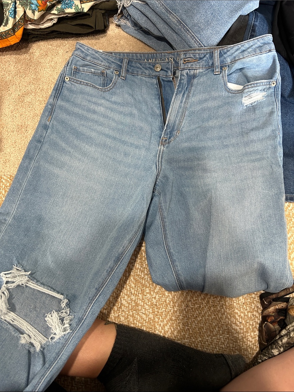 American Eagle Outfitters Light Wash mom jean